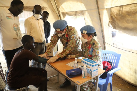 Các chiến sĩ “mũ nồi xanh” khám chữa bệnh thiện nguyện trong mùa mưa lũ ở Nam Sudan