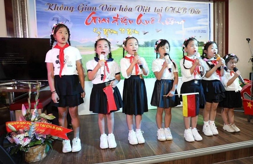 Các cháu thiếu nhi Việt kiều biểu diễn bài hát tiếng Việt tại chương trình Không gian Văn hóa Việt tại CHLB Đức lần thứ 10 (Ảnh: 