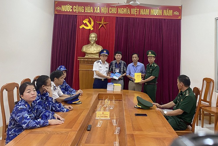 Lồng ghép tuyên truyền Luật CSB Việt Nam và Luật phòng chống tội phạm ma túy đến ngư dân