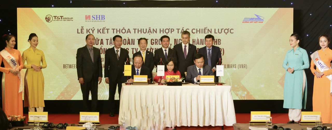: Đại diện lãnh đạo Tập đoàn T&T Group, Ngân hàng SHB và Tổng Công ty Đường sắt Việt Nam ký thỏa thuận hợp tác chiến lược.