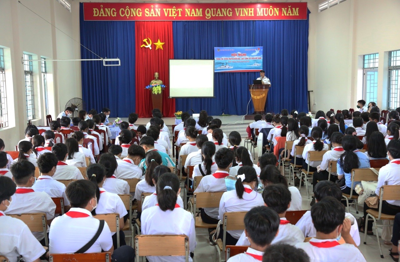 Tuyên truyền Luật CSB và tình hình biển, đảo cho gần 1.000 giáo viên, học sinh