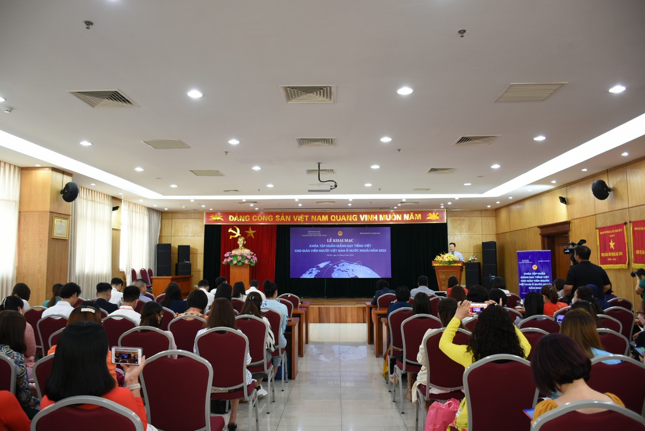 Tập huấn giảng dạy tiếng Việt cho giáo viên người Việt Nam ở nước ngoài năm 2022