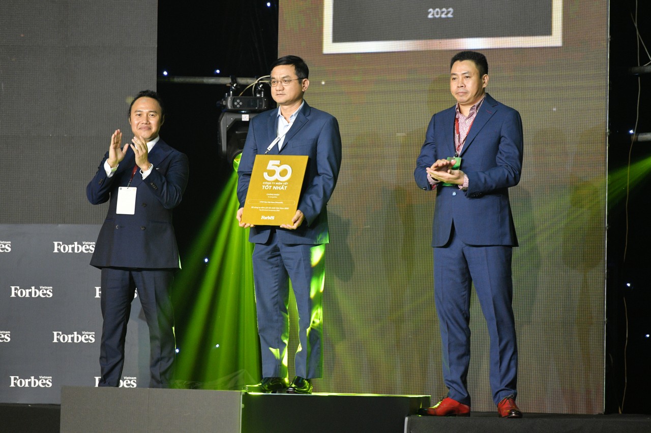 Ông Nguyễn Quang Trí – Giám đốc Điều hành Marketing của Vinamilk đại diện nhận giải thưởng Top 50 công ty niêm yết tốt nhất Việt Nam 2021 từ Forbes Việt Nam.