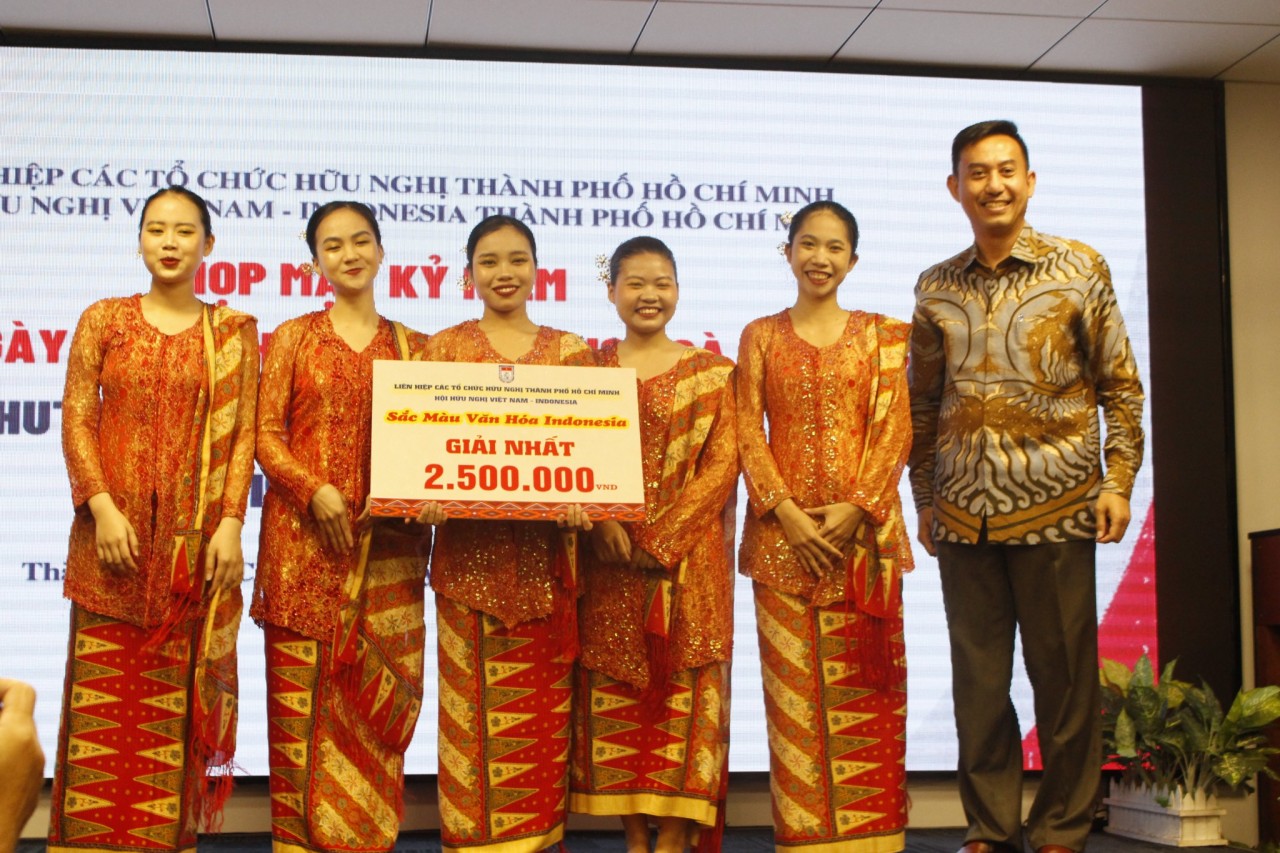 trao giải cuộc thi “Sắc màu văn hóa Indonesia” (Ảnh: HUFO).