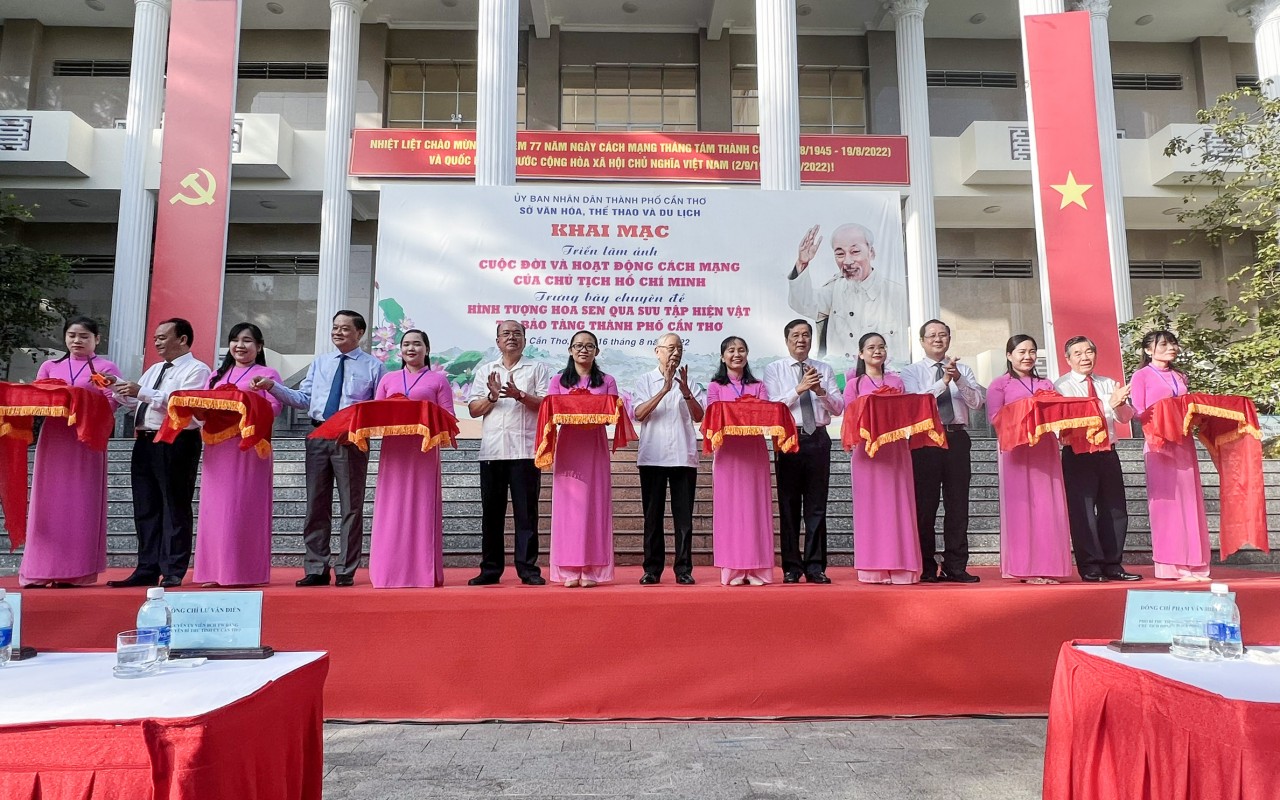 Cần Thơ triển lãm ảnh “Cuộc đời và hoạt động cách mạng của Chủ tịch Hồ Chí Minh”