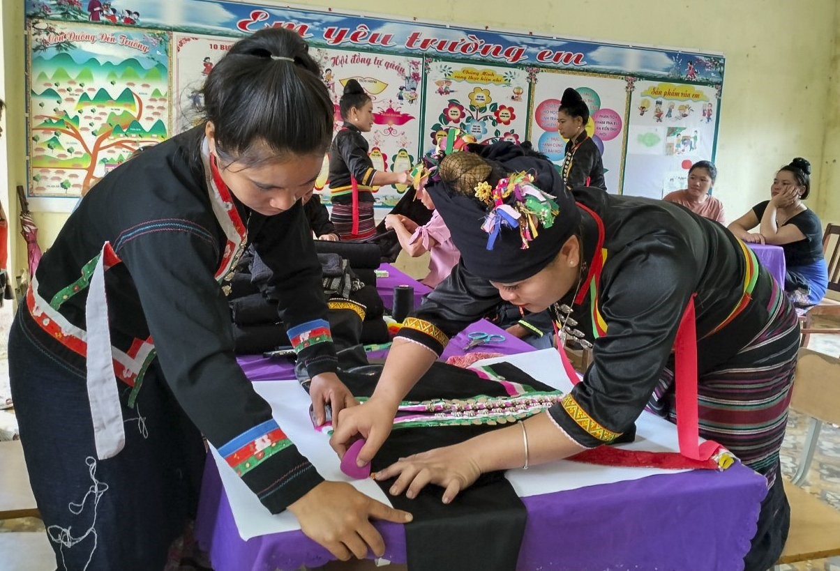 Điện Biên trao truyền nghề làm trang phục truyền thống cho 20 phụ nữ Cống Điện Biên trao truyền nghề làm trang phục truyền thống cho 20 phụ nữ Cống