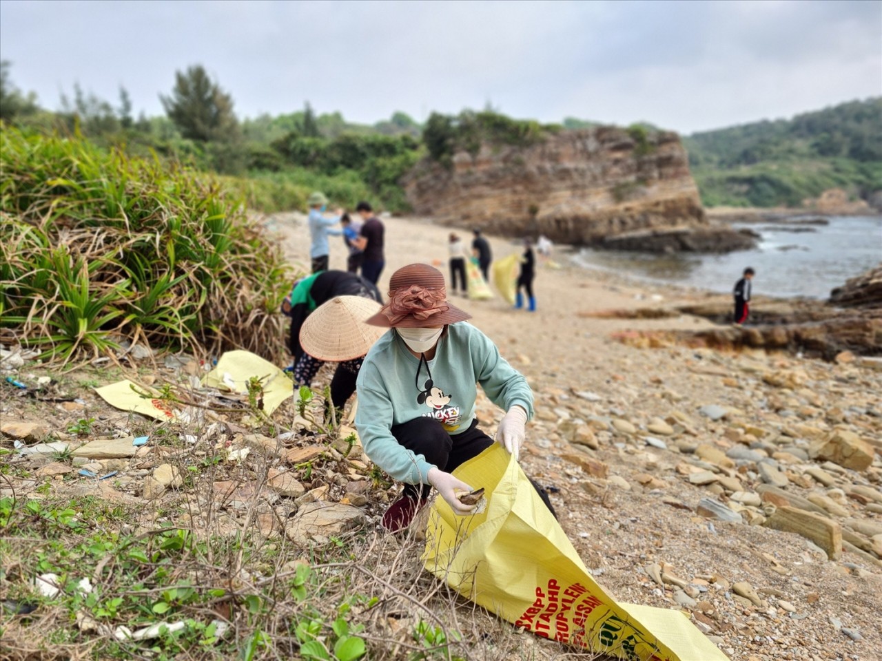 Đảo Cô Tô huy động người dân chung tay dọn rác ngoài biển cuốn vào bờ (Ảnh: baodantoc.vn).
