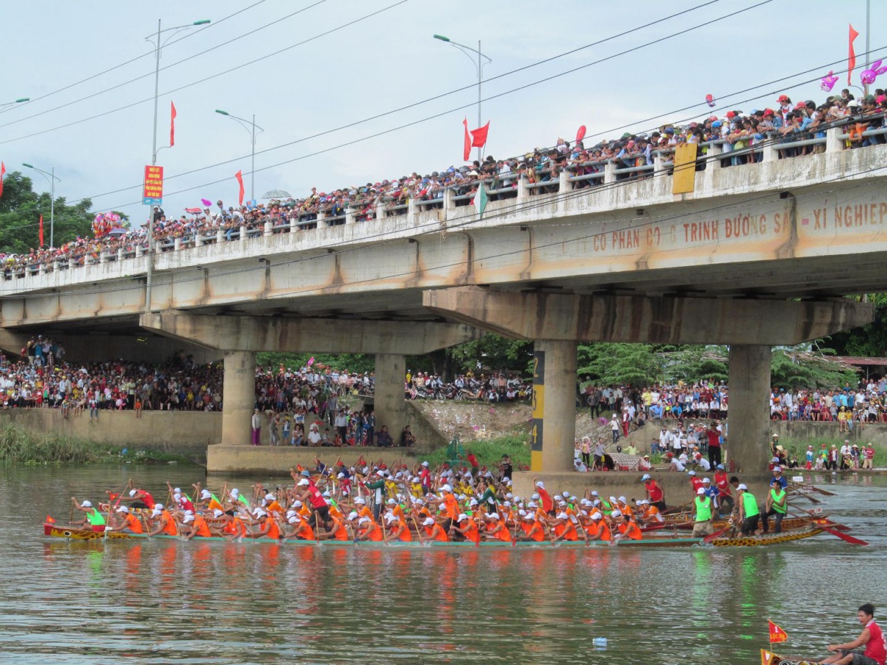 Lễ hội đua thuyền truyền thống Lệ Thủy – Quảng Bình mừng ngày 2/9. (Anh