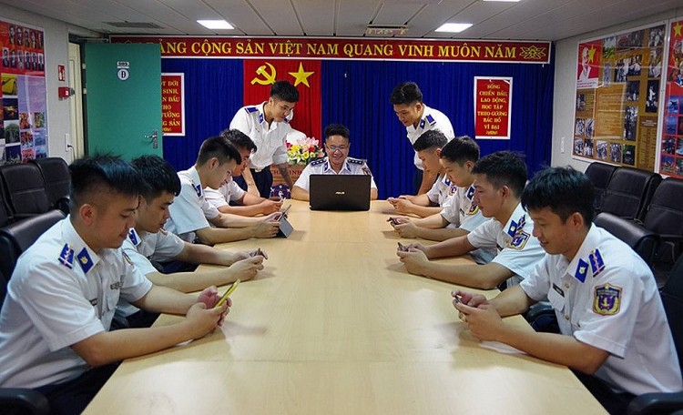 Bộ Tư lệnh Vùng Cảnh sát biển 2 tuyên truyền Luật CSB Việt Nam đến từng ngư dân