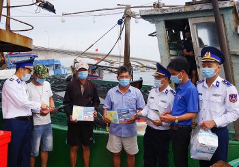 Bộ Tư lệnh Vùng Cảnh sát biển 2 tuyên truyền Luật CSB Việt Nam đến từng ngư dân