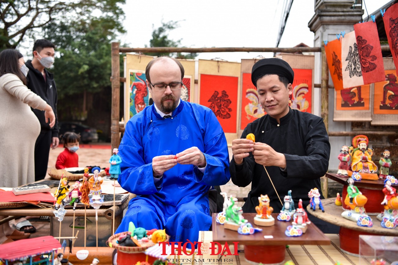 Đại sứ và các nhân viên ngoại giao trải nghiệm hoạt động nặn tò he - một trong những trò chơi dân gian Việt Nam tại làng cổ Đường Lâm (Ảnh: Hải Triều).