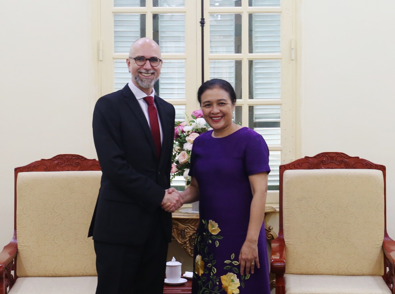 Chủ tịch VUFO tiếp xã giao Đại sứ Canada tại Việt Nam