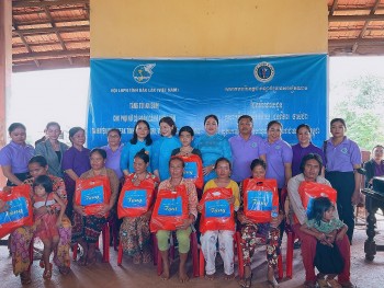 Tặng 50 suất quà cho phụ nữ Campuchia và Việt kiều tại tỉnh Modulkiri (Campuchia)