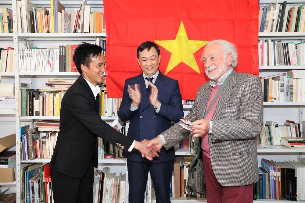 Chủ tịch Chi hội hữu nghị Italy-Việt Nam vùng Veneto, ông Renato Darsie trao quyền sử dụng Nhà văn hóa Việt Nam cho đại diện của sinh viên Việt Nam (Ảnh: KT).