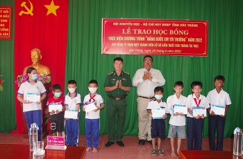 soc trang trao 200 suat hoc bong cho hoc sinh ngheo khu vuc bien gioi bien