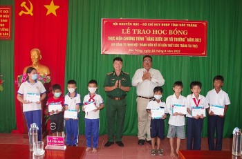 Sóc Trăng: Trao 200 suất học bổng cho học sinh nghèo khu vực biên giới biển