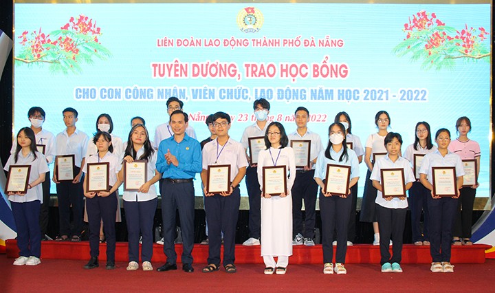 Chủ tịch LĐLĐ thành phố Nguyễn Duy Minh trao học bổng cho con công nhân, viên chức, lao động đạt thành tích cao trong học tập và rèn luyện (Ảnh: 