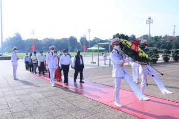 Hội Hữu nghị và Hợp tác Văn hóa Ấn Độ thăm nơi ở và làm việc của Chủ tịch Hồ Chí Minh