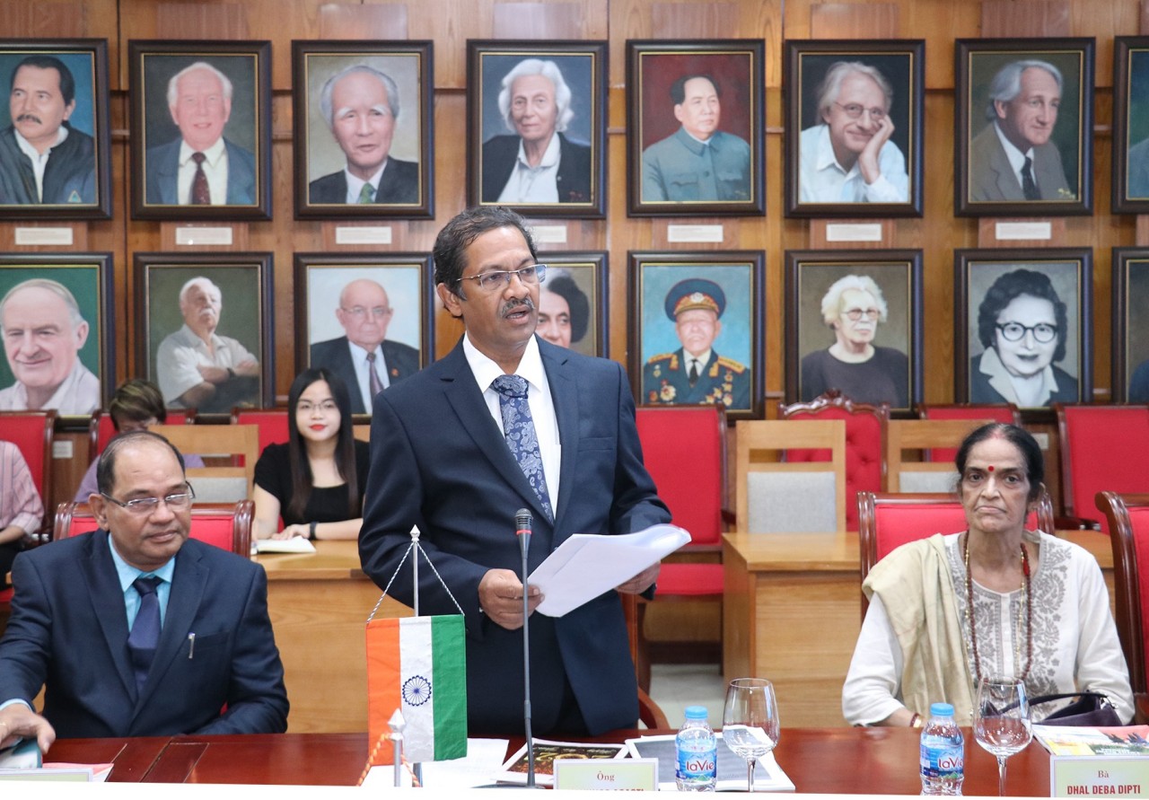 Hội Hữu nghị và Hợp tác Văn hóa Ấn Độ thăm nơi ở và làm việc của Chủ tịch Hồ Chí Minh