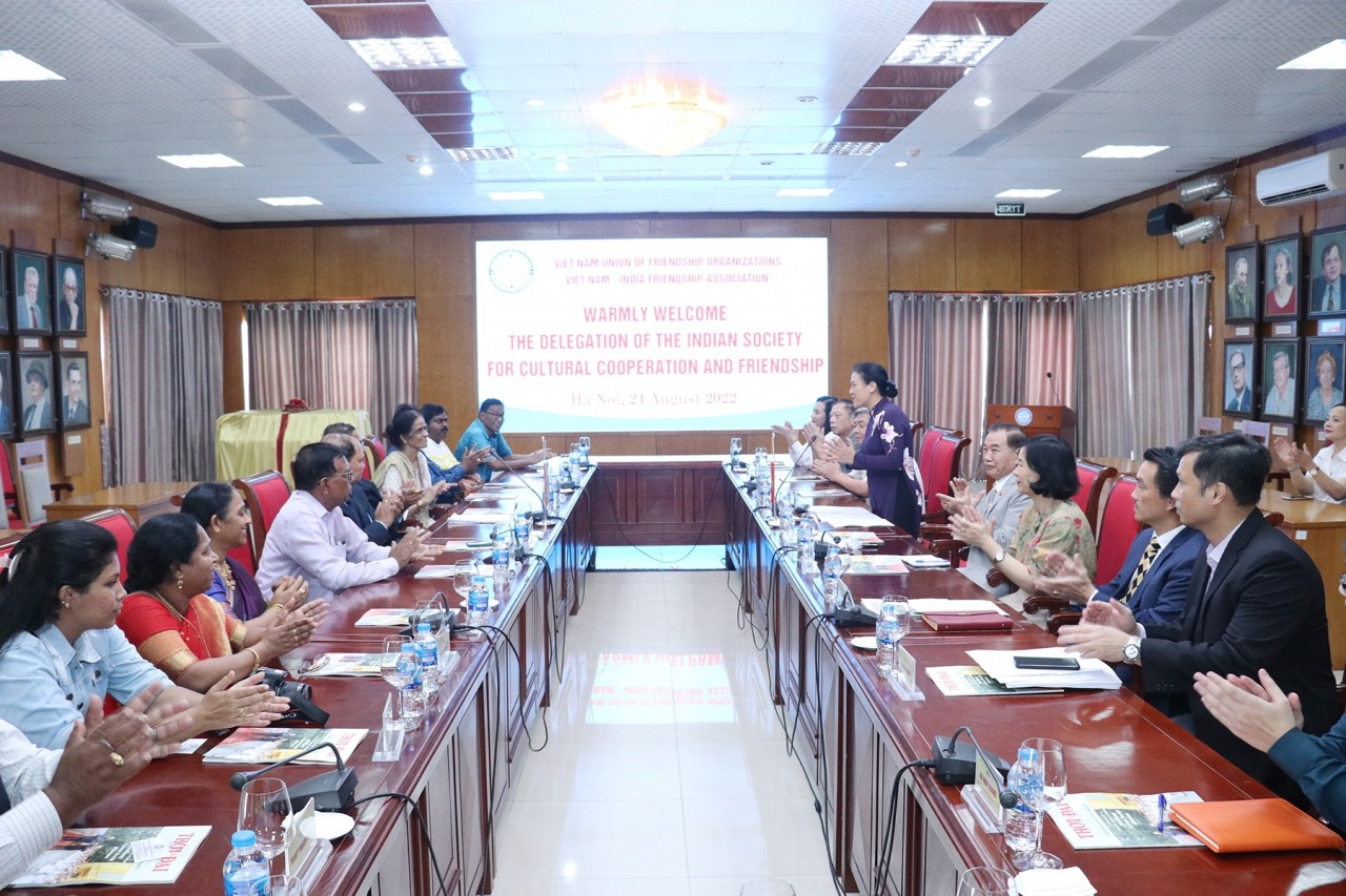 Hội Hữu nghị và Hợp tác Văn hóa Ấn Độ thăm nơi ở và làm việc của Chủ tịch Hồ Chí Minh