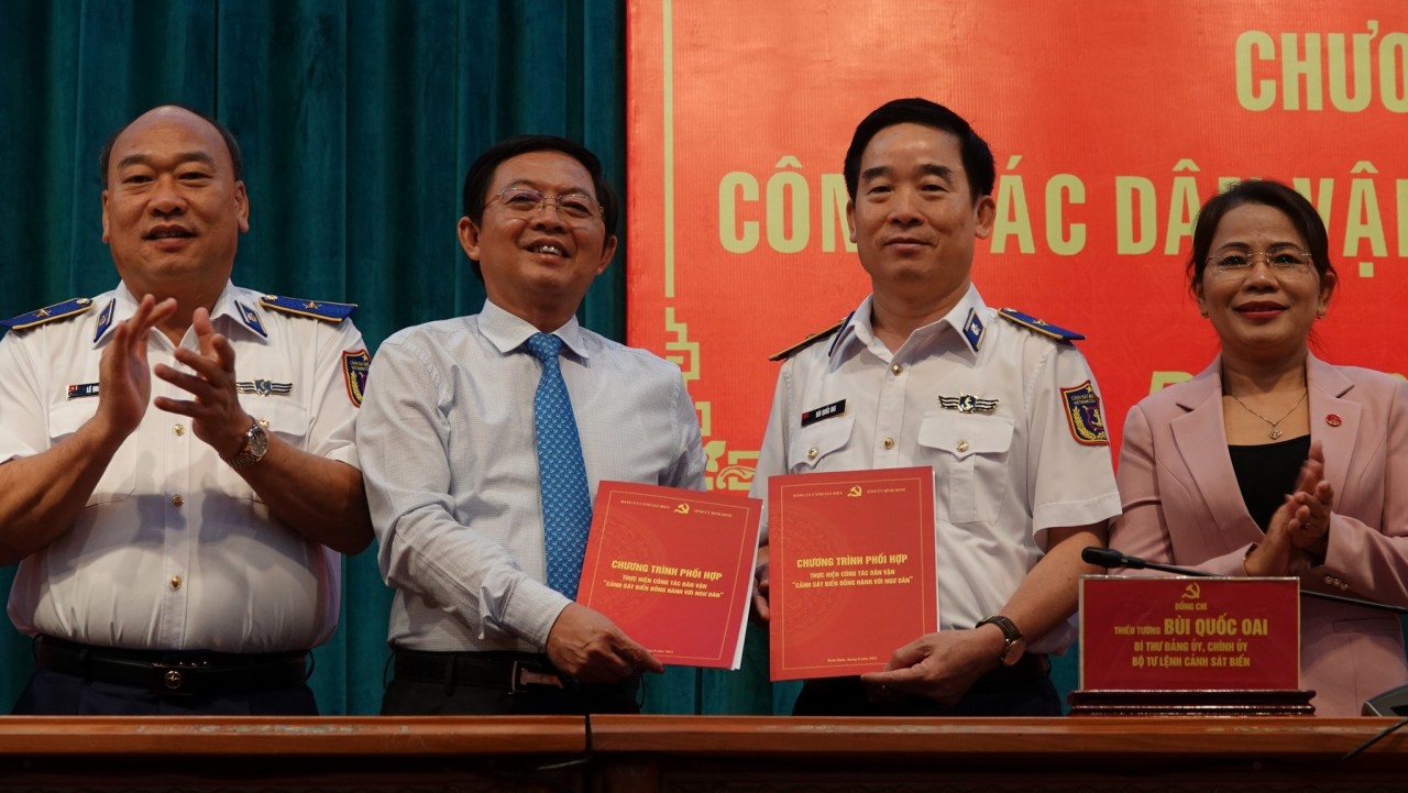 Lãnh đạo Cảnh sát biển Việt Nam và Tỉnh ủy Bình Định ký kết Chương trình Cảnh sát biển đồng hành với ngư dân