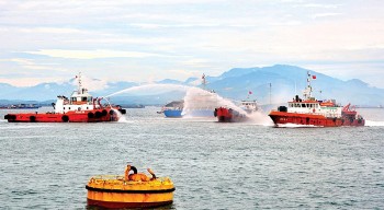 Quảng Ngãi: Diễn tập thực binh ứng phó sự cố tràn dầu trên biển