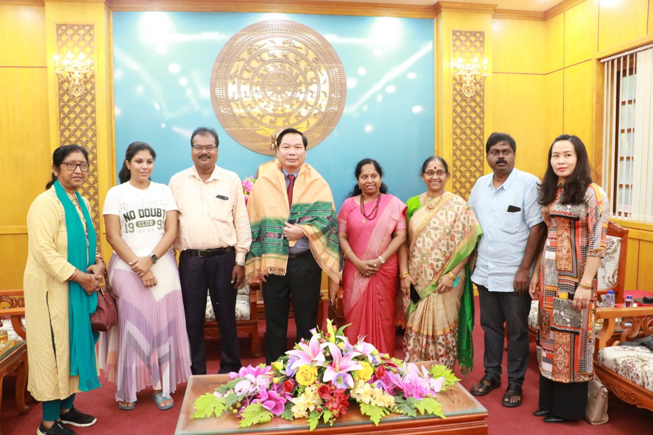 Lãnh đạo tỉnh tiếp xã giao Đoàn công tác Hội Hữu nghị và Hợp tác Văn hóa Ấn Độ thăm và làm việc tại Ninh Bình
