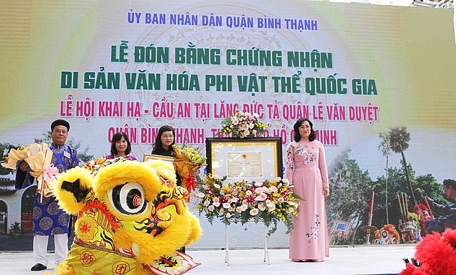 Phó Chủ tịch UBND TPHCM Phan Thị Thắng (phải) trao Quyết định và Bằng chứng nhận Di sản văn hóa phi vật thể quốc gia “Lễ hội Khai hạ-Cầu an” - Ảnh: VGP/Lê Anh