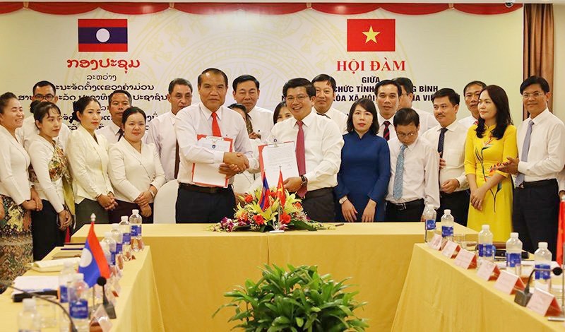 Lãnh đạo Ban Tổ chức hai tỉnh Quảng Bình-Khăm Muộn ký kết biên bản hội đàm (Ảnh: 