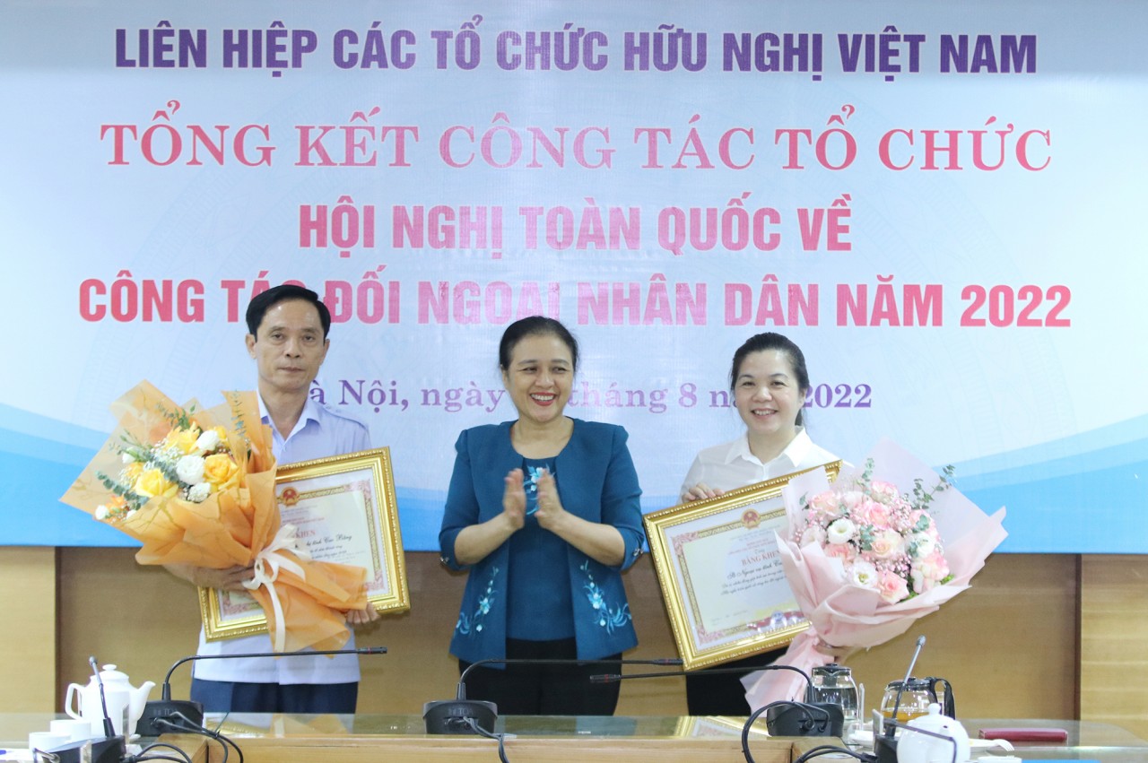 Bà Nguyễn Phương Nga – Chủ tịch Liên hiệp các tổ chức hữu nghị Việt Nam trao bằng khen cho tập thể Sở Ngoại vụ và Liên hiệp các tổ chức hữu nghị tỉnh Cao Bằng.