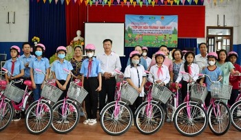 RPS/Hoa Kỳ trao tặng 24 xe đạp cho học sinh nữ nghèo huyện miền núi tỉnh Thừa Thiên Huế