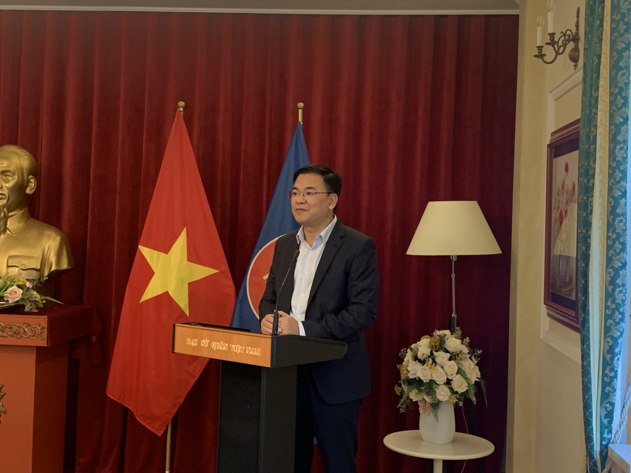 Thứ trưởng Phạm Quang Hiệu gặp mặt, trao đổi với cộng đồng người Việt Nam tại Ba Lan