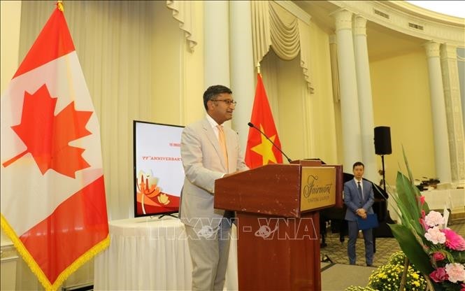 Trợ lý Thứ trưởng Ngoại giao Canada Paul Thoppil đọc diễn văn chúc mừng 77 năm Quốc khánh nước CHXHCN Việt Nam. (Ảnh: Trung Dũng/TTXVN)