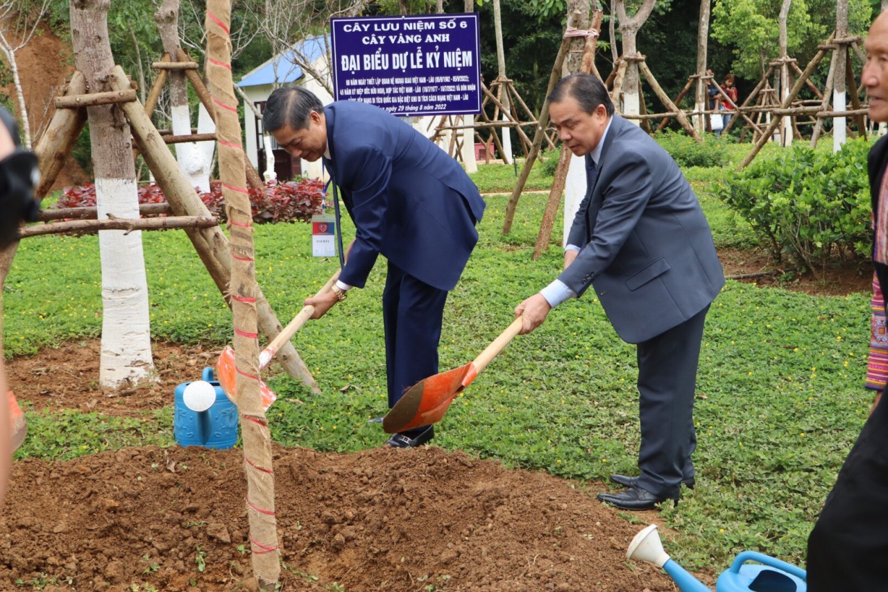 Đại sứ CHDCND Lào và đại diện tỉnh Sơn La trồng cây lưu niệm tại buổi lễ (Ảnh: Quốc Khánh).