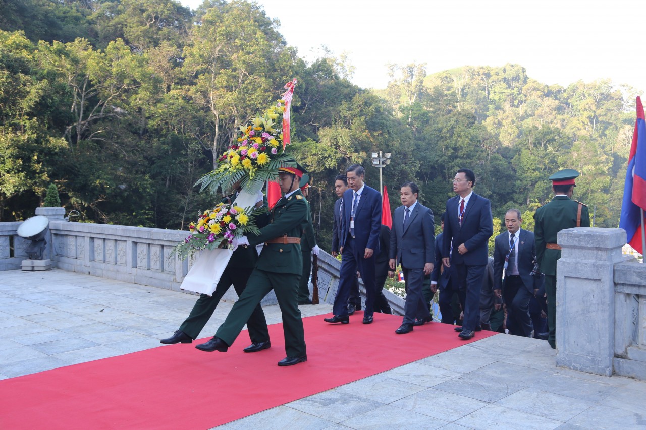 Các đại biểu đang hoa tại Đài hoa hữu nghị Việt - Lào