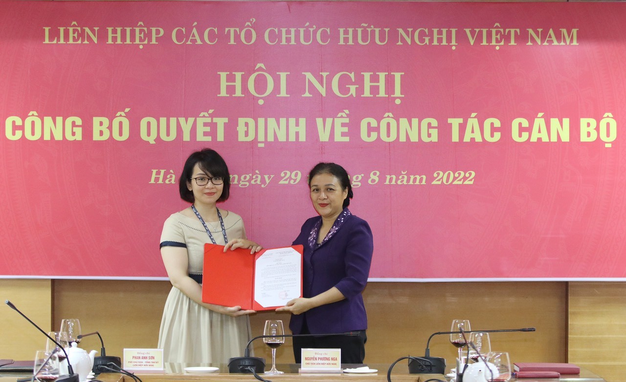 Chủ tịch Nguyễn Phương Nga (bên phải) trao quyết định điều động cho bà Phạm Thu Linh (Ảnh: Thu Hà).