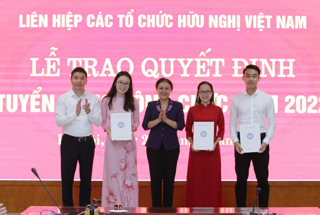 Lãnh đạo VUFO chụp ảnh cùng các cán bộ mới được tuyển dụng (Ảnh: Thu Hà).