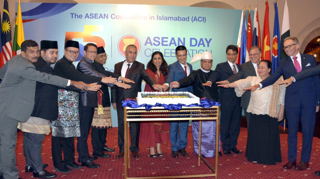 Đại sứ 7nước ASEAN tại Pakistan cùngĐại sứ, đại diện các nước chụp ảnh kỷ niệm.