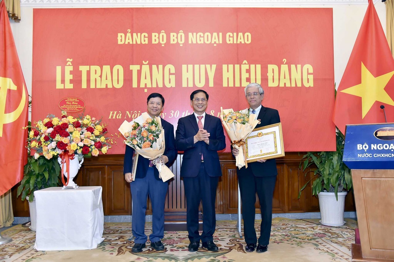Trao Huy hiệu 75 năm tuổi Đảng cho nguyên Phó Thủ tướng Nguyễn Mạnh Cầm