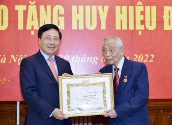 Trao Huy hiệu 75 năm tuổi Đảng cho nguyên Phó Thủ tướng Nguyễn Mạnh Cầm