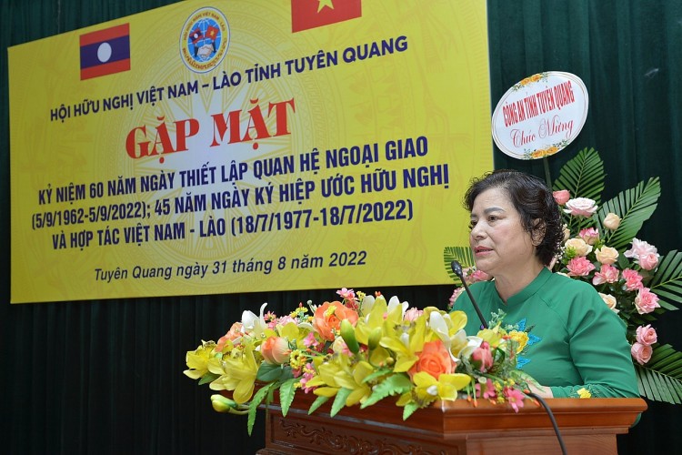 ông Lê Văn Hân  phát biểu tại buổi gặp mặt.