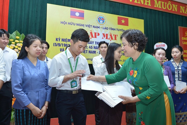 bà Vũ Thị Bích Việt trao học bổng cho sinh viên Lào.
