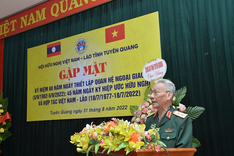 ông Lê Văn Hân  phát biểu tại buổi gặp mặt.