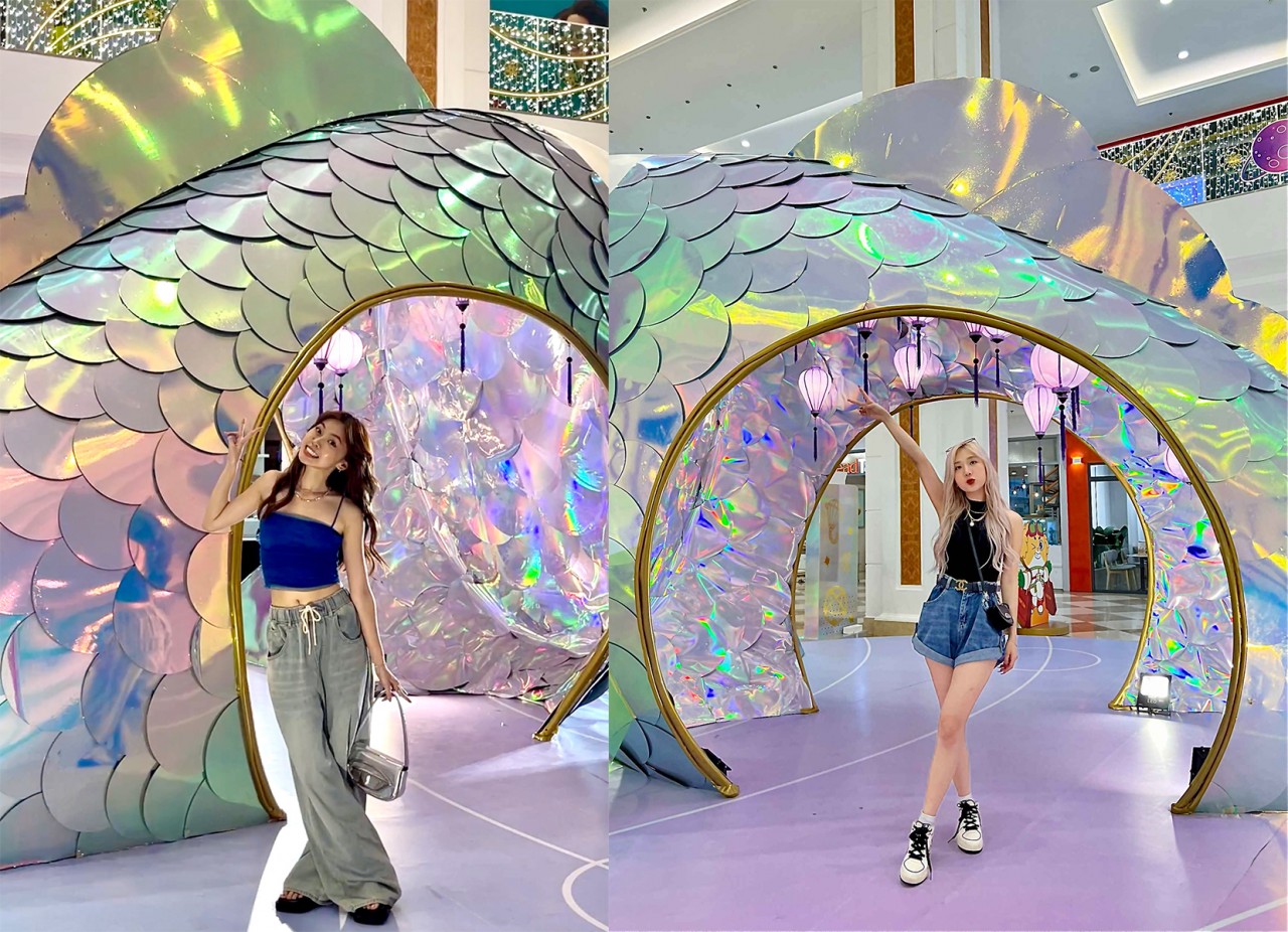 Tại Vincom Mega Mall Royal City (Hà Nội), Phi thuyền cá chép khổng lồ 7 màu thu hút nhiều hot Tiktoker trong mùa Trung thu năm nay.