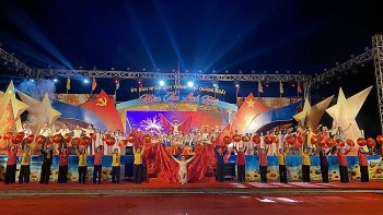 Thắp sáng ngọn lửa truyền thống yêu nước qua đêm nghệ thuật “Mùa thu lịch sử” Thắp sáng ngọn lửa truyền thống yêu nước qua đêm nghệ thuật “Mùa thu lịch sử”