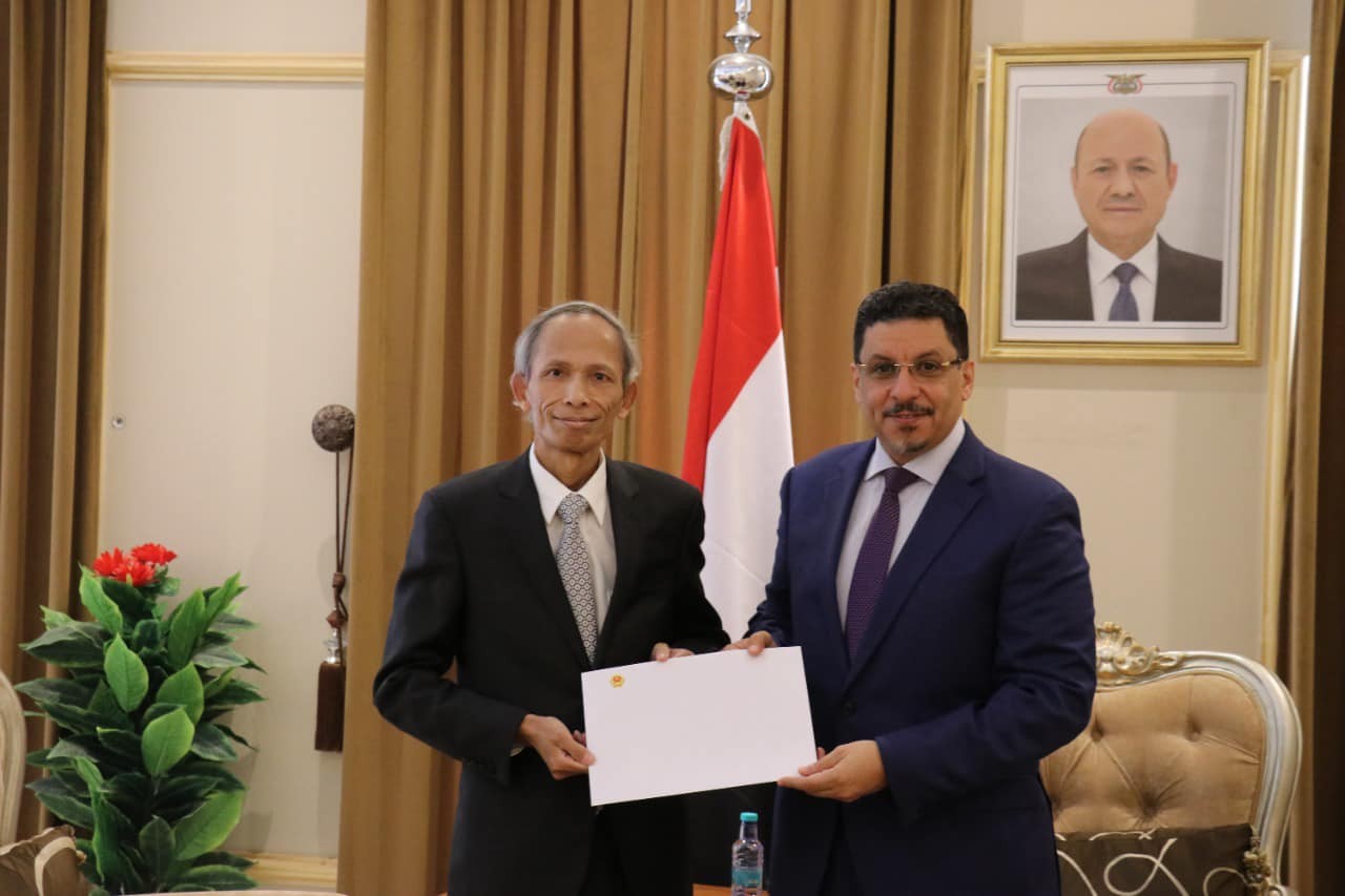 Đại sứ Đặng Xuân Dũng trình bản sao Thư ủy nhiệm của Chủ tịch nước Nguyễn Xuân Phúc lên Bộ trưởng Ngoại giao nước Cộng hoà Yemen, Tiến sĩ Ahmed Awad bin Mubarak.