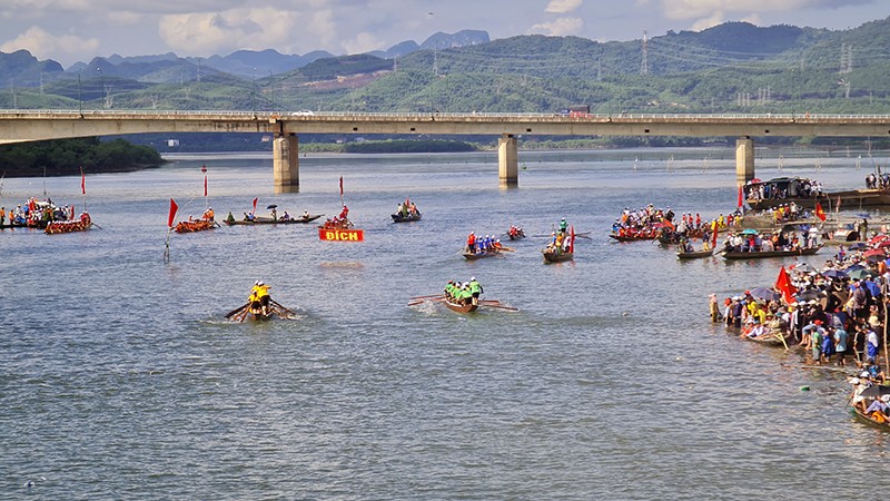 Đón bằng công nhận Di sản văn hóa phi vật thể cấp quốc gia lễ hội đua thuyền truyền thống sông Nhật Lệ