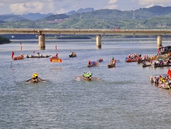 Lễ hội đua thuyền truyền thống trên sông Nhật Lệ đón bằng công nhận Di sản phi vật thể quốc gia