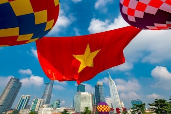 Thành phố Hồ Chí Minh thả khinh khí cầu kéo đại kỳ mừng lễ Quốc khánh