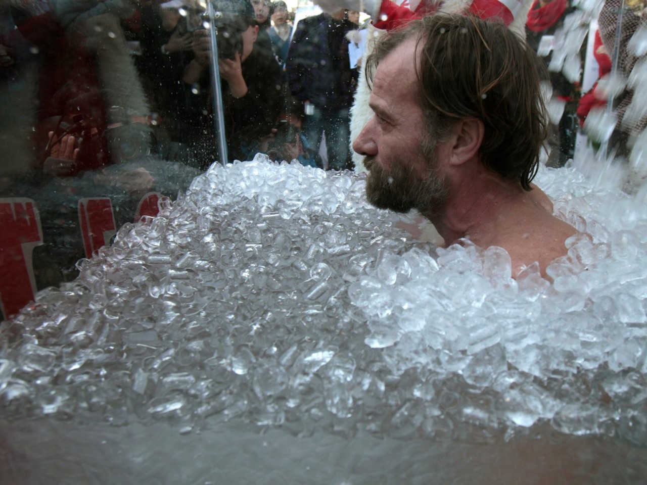 Tim Kendall thích ngâm mình trong bồn tắm đầy nước đá mỗi sáng (Ảnh: Tyrone Siu/Reuters)